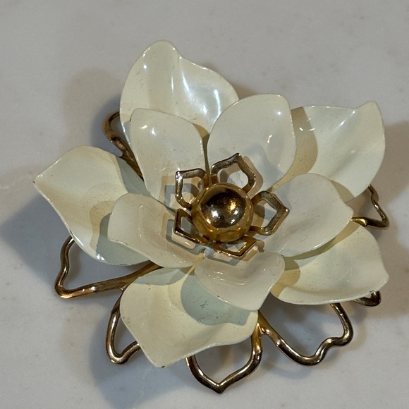 Vintage Emmons White and Gold Flower Brooch EUC - Picture 4 of 6